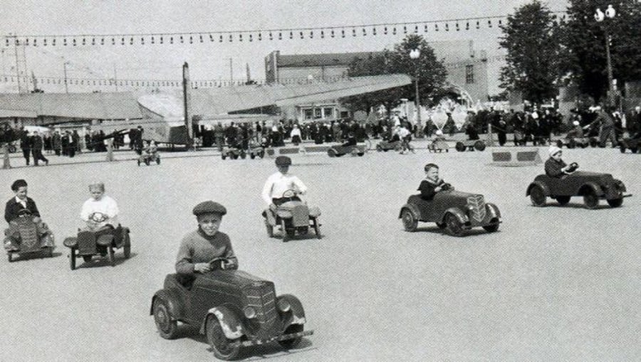מכוניות מתנגשות של פעם, בפארק השעשועים גורקי. מוסקבה, רוסיה 1939