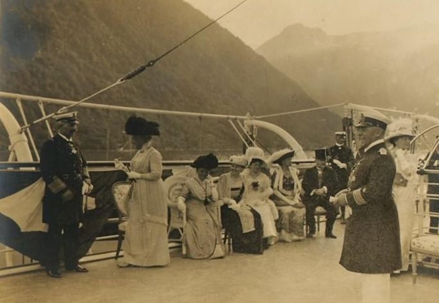 קיסר גרמניה וילהלם השני ורעייתו המלכה אוגוסטה ויקטוריה בהפלגת נופש. נורבגיה 1914