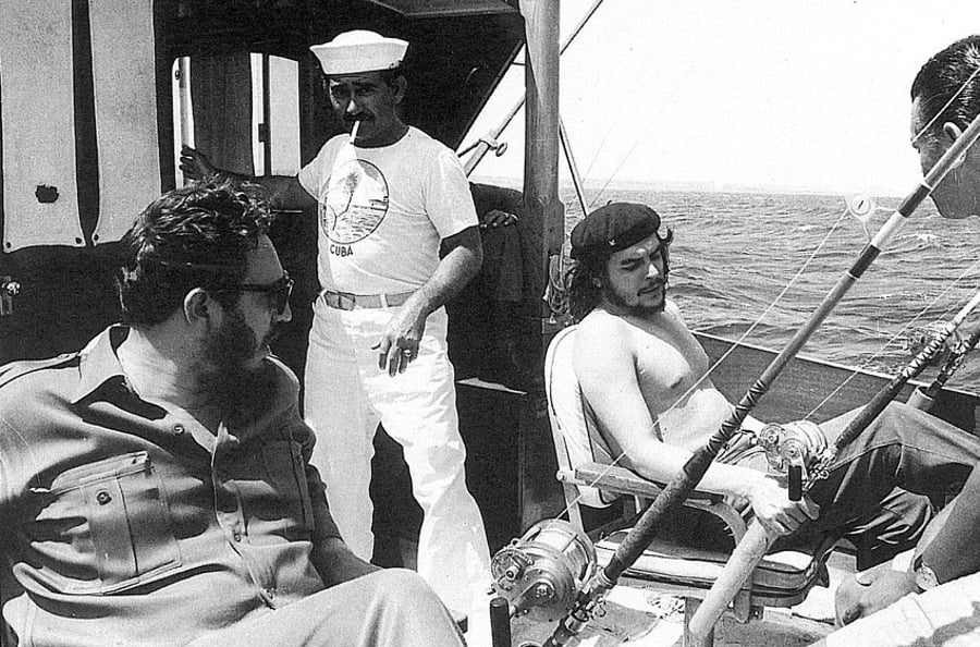 הרודנים מקובה, צ'ה גווארה ופידל קסטרו, בהפלגת נופש בסירת דיג. 1960