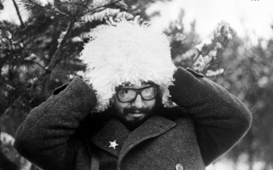 והנה שוב פידל קסטרו. כאן הוא מנסה לחבוש כובע מקומי במהלך טיול. מוסקבה רוסיה 1964