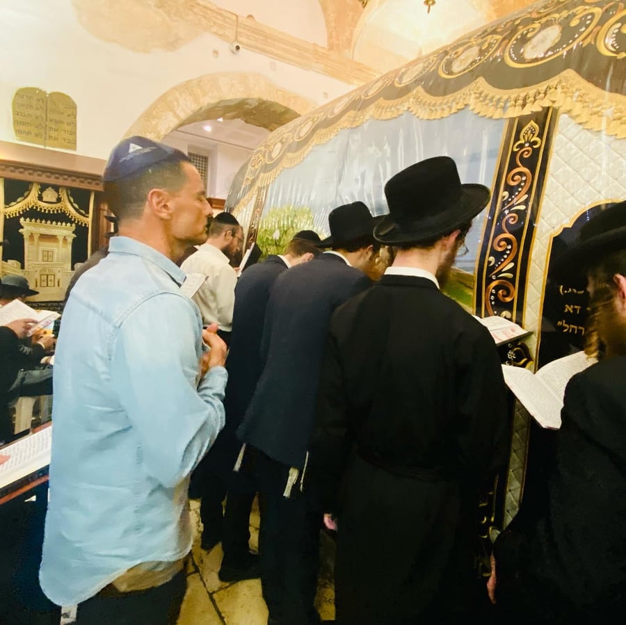 צפו: מגיש הטלוויזיה התפלל בקברו של מרן
