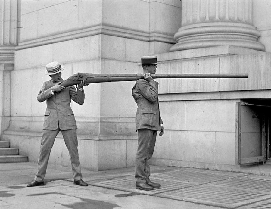 רובה ציד מיוחד שעוצב כדי להרוג כמויות גדולות של ברווזים בבת אחת. מפאת משקל הרובה נדרשו שני צלפים שכיוונו אותו אל המים ולאחר מכן שלפו את השלל המדמם, ניקו אותו ומכרו את בשרו. וושינגטון, ארה"ב 1923