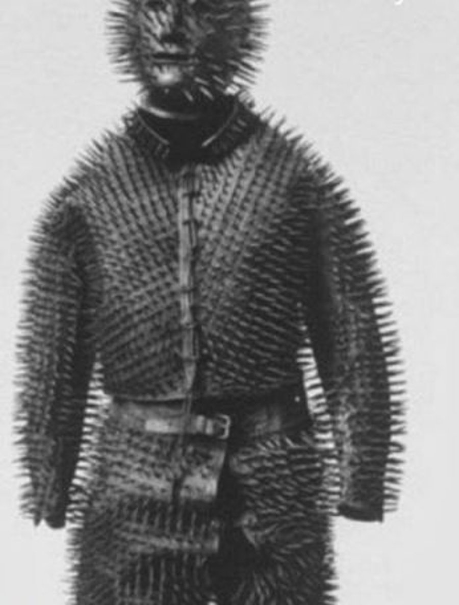חליפה שנועדה להגן על הצייד בציד דובים, אך לא ברור כיצד הוא היה מצליח לעטות אותה. סיביר, רוסיה במאה ה-19