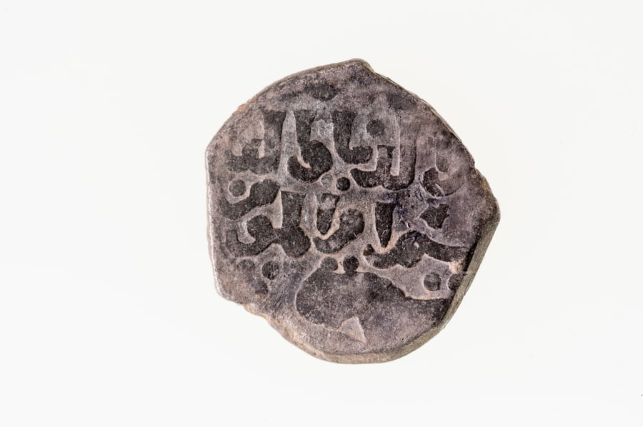 מטבע כסף ממלוכי ממטבעת קהיר מימי הסולטן - ביברס - כתובת ערבית של תוארי הסולטן ותחתיה דמות אריה סמלו של ביברס