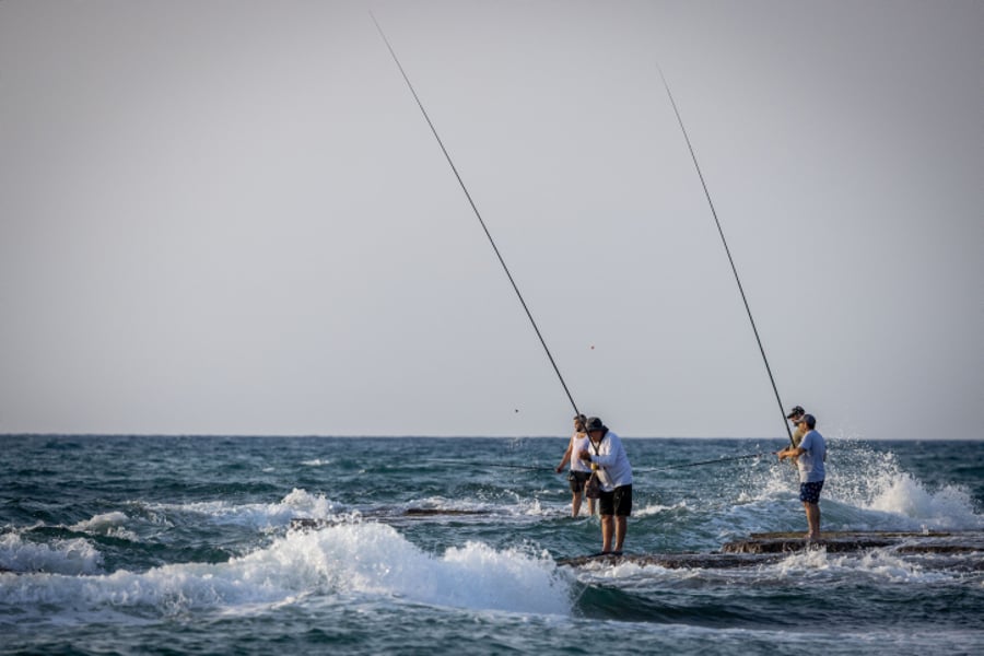 דייגים בחוף פלמחים אתמול