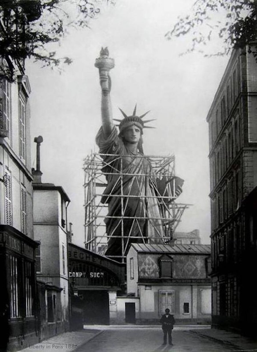 הפסל מתנשא בשמי פריז, ממתין להובלתו לארה"ב