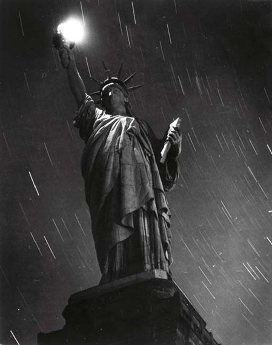 תמונה זו, שצולמה בלילה גשום והפסקת חשמל בשנת 1942, סימלה בעיני רבים את המשבר בעולם הדמוקרטי בתקופת מלחה"ע השנייה