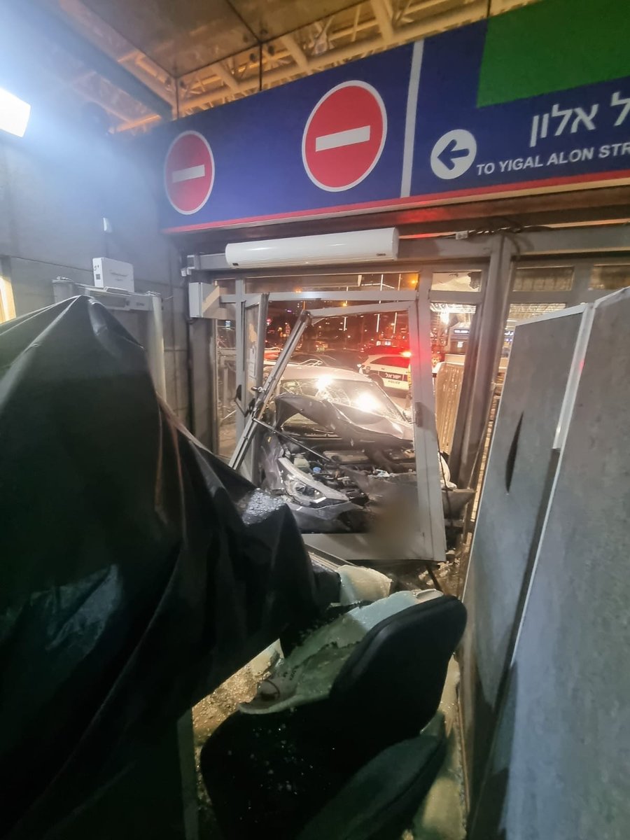 תאונה חריגה: נהגת התנגשה בכניסה לרכבת השלום