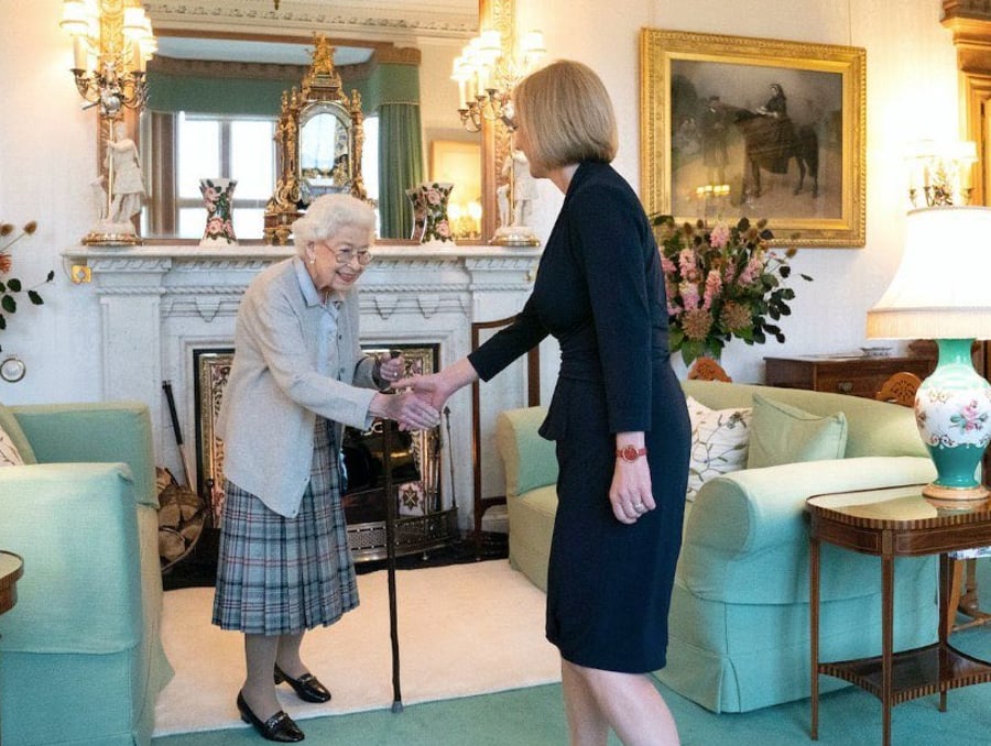 טראס בפגישה עם המלכה מוקדם יותר