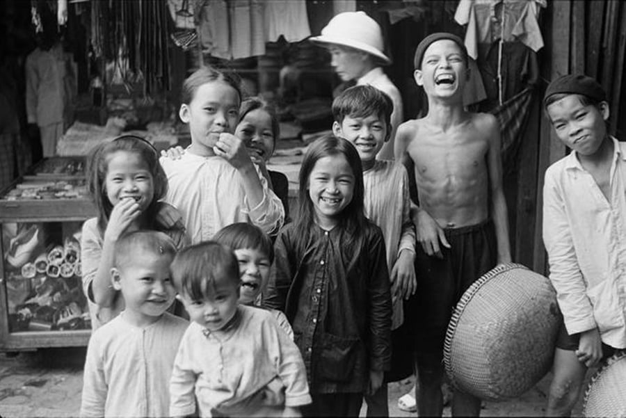 קבוצת ילדים מחייכים למצלמת תייר מערבי. סייגון וייטנאם 1938