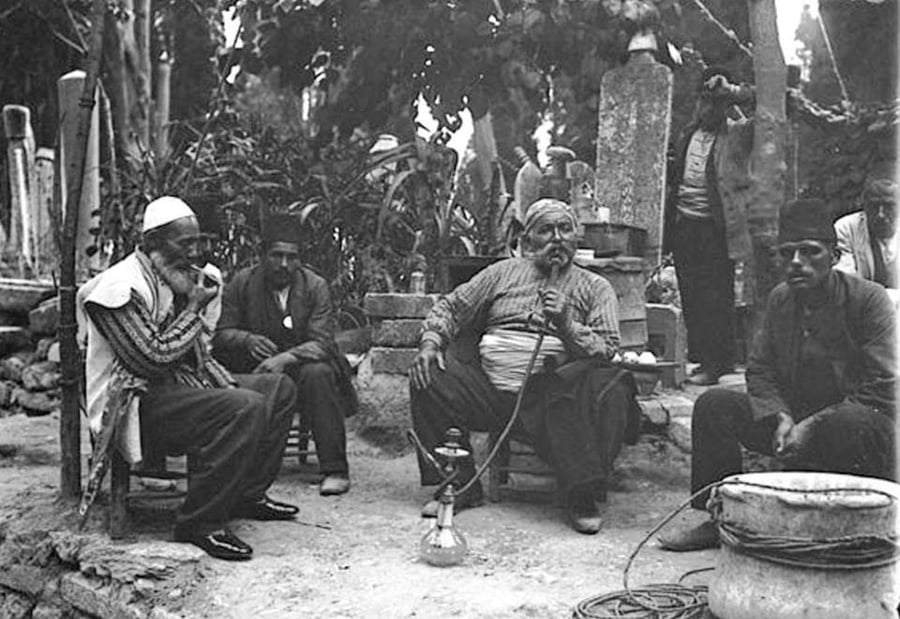 קבוצת גברים מצטלמים בעישון נרגילה בבית קברות. איסטנבול טורקיה 1910