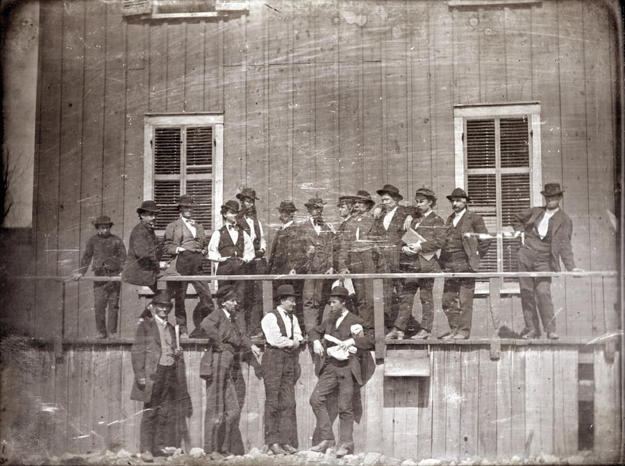 סוחרי עבדים מצטלמים יחד בפתח שוק העבדים 'לינץ''. סט לואיס מיזורי ארה"ב 1852