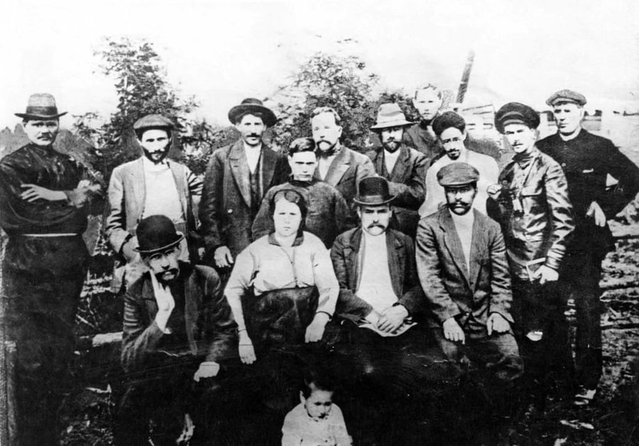 תמונה קבוצתית של מהפכנים בולשביקים. עומד שלישי משמאל הוא יוזף סטאלין בצעירותו. טורוקאנסק רוסיה 1915