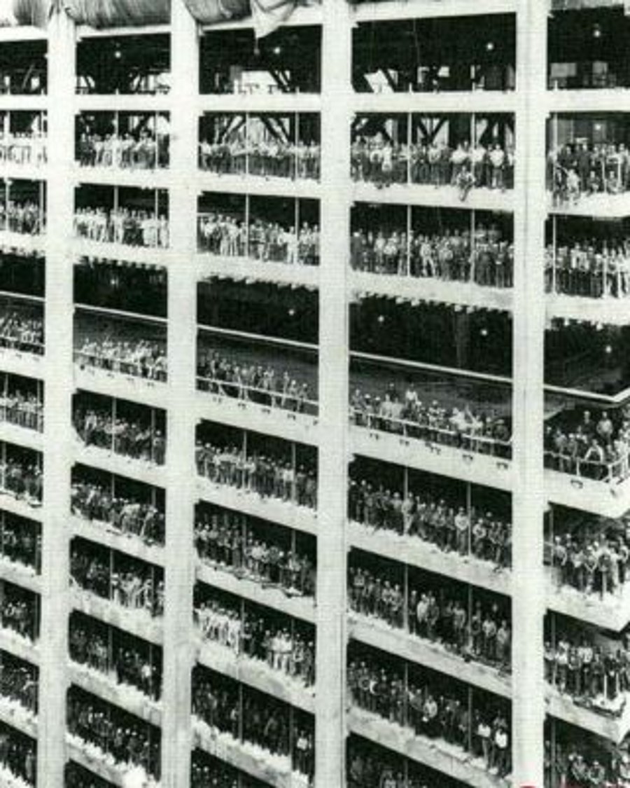 מאות פועלי בניין מצטלמים יחד בזמן הקמת מגדל בן 60 קומות. מנהטן ניו יורק ארה"ב 1955