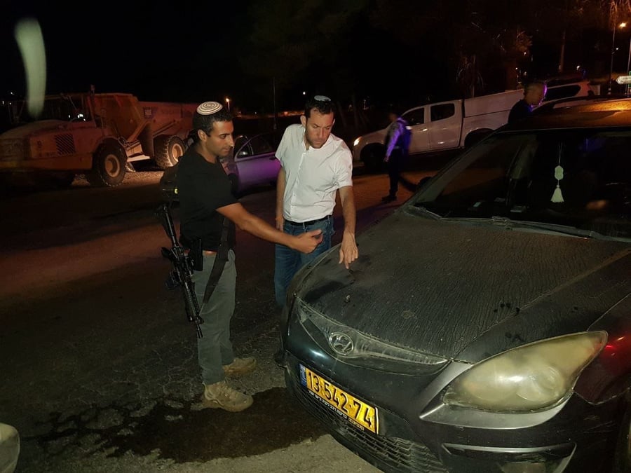מחבלים ירו לעבר רכבים ישראלים, פצעו אדם אחד ונמלטו; צה"ל פתח בסריקות