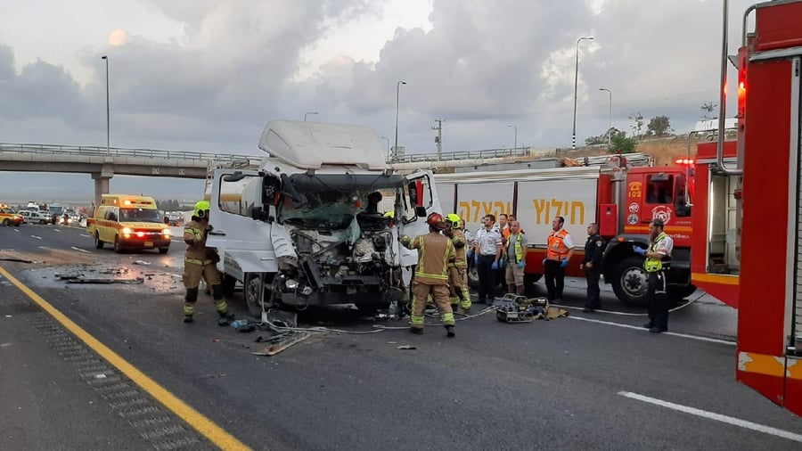 שתי משאיות התנגשו בכביש 77; הנהג חולץ במצב קשה