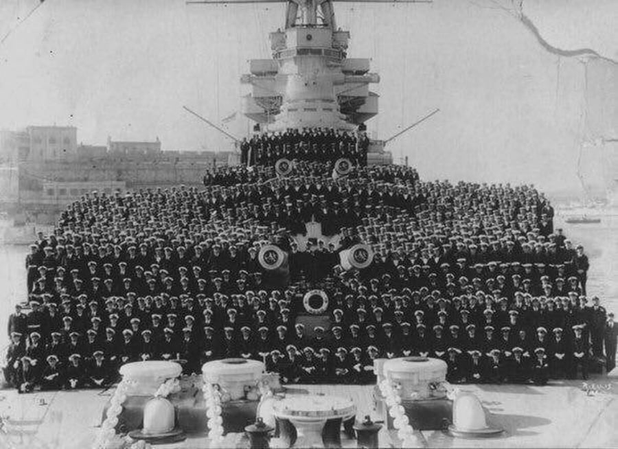 תמונה קבוצתית של צי אוניית המלחמה הבריטית 'הוד'. מתוך 1418 החיילים, רק שלושה שרדו קרב מול אוניית המלחמה הגרמנית 'ביזמארק'. 1941