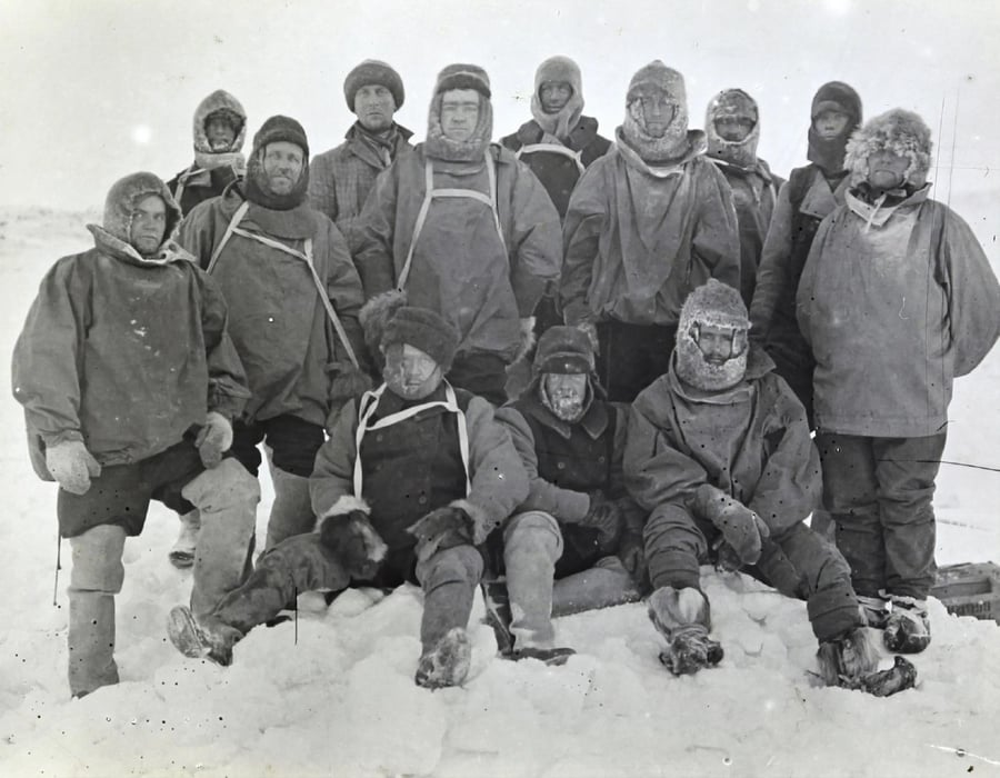 תמונה קבוצתית של המשלחת הבריטית לקוטב. אנטארקטיקה 1907