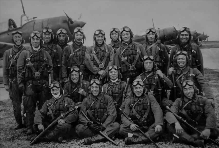 קבוצת טייסי 'קמיקזה' לפני יציאתם לעוד משימת התאבדות במלחה"ע השנייה. מתוך 18 הטייסים שבתמונה רק אחד הצליח לשרוד. יפן 1944