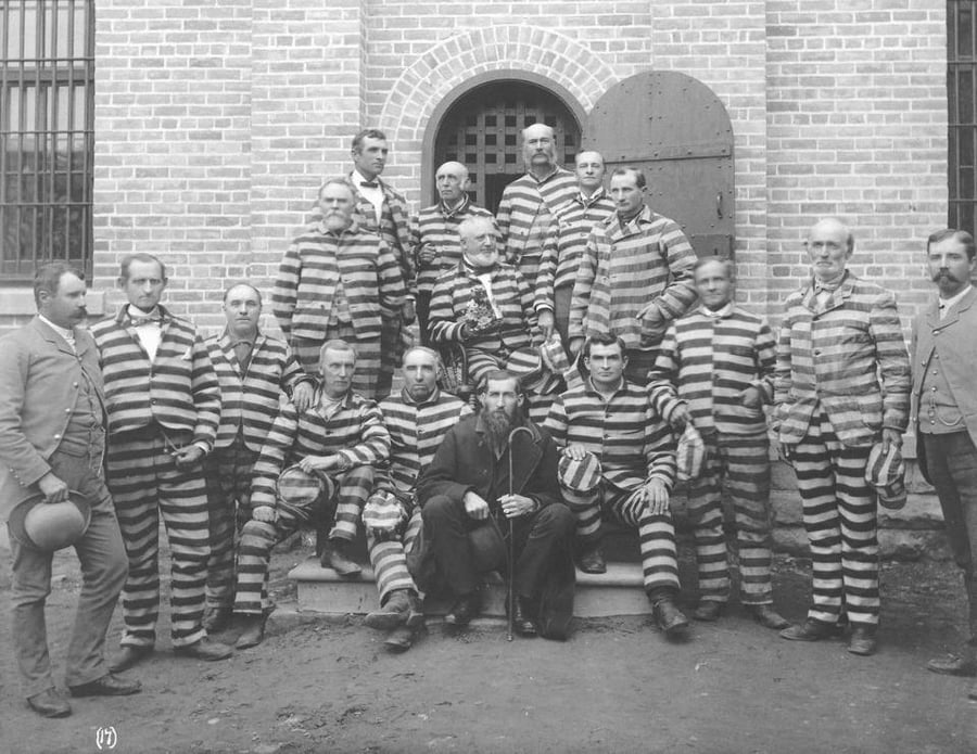 תמונה קבוצתית של אסירים שהורשעו בפוליגמיה