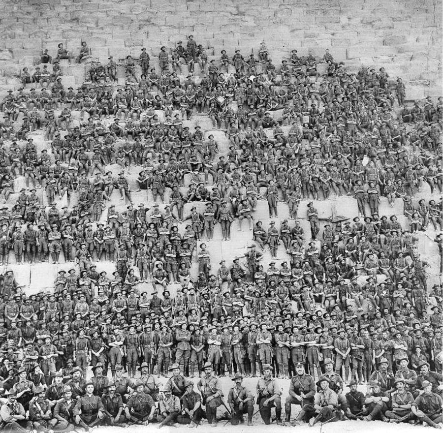 תמונה קבוצתית של פלוגה אוסטרלית על פירמידה. גיזה מצרים 1915