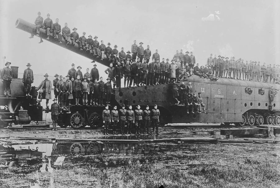 חיילי חיל הים האמריקני מצטלמים על תותח רכבת - כלי כבד ונייד שנועד לירי קרקע. צרפת 1919