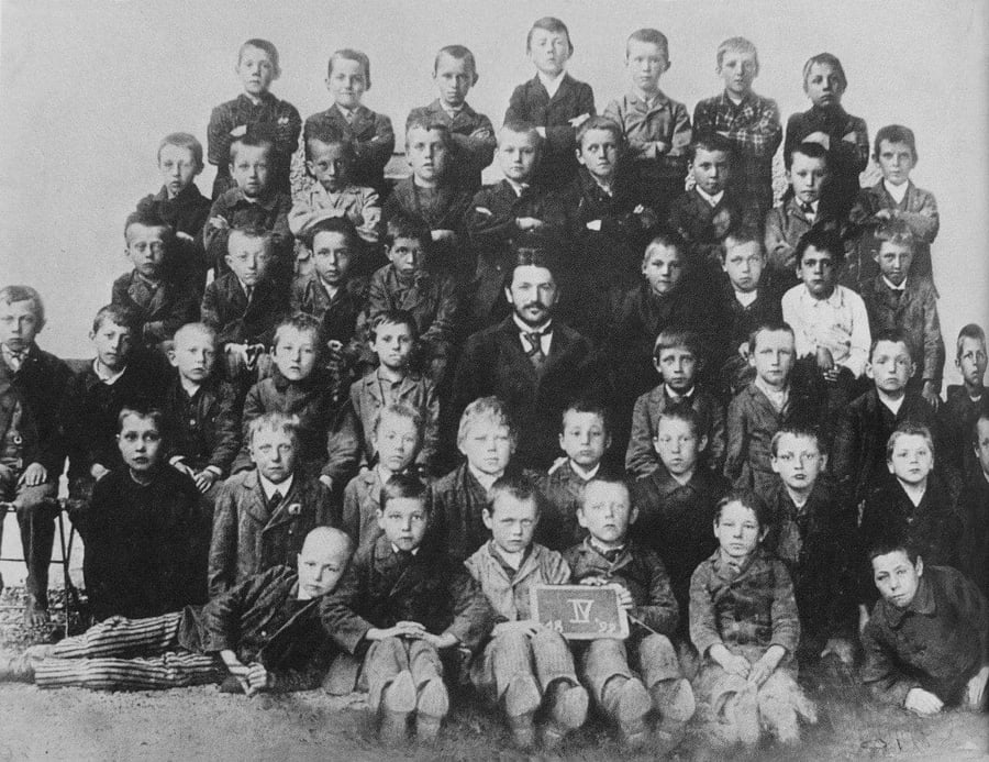תמונת מחזור תמימה מבית ספר. אוקיי, לא כ"כ תמימה: במרכז השורה העליונה עומד אדולף היטלר בן ה-10 שעתיד להפוך לצורר האיום בתולדותינו. אוסטריה 1899