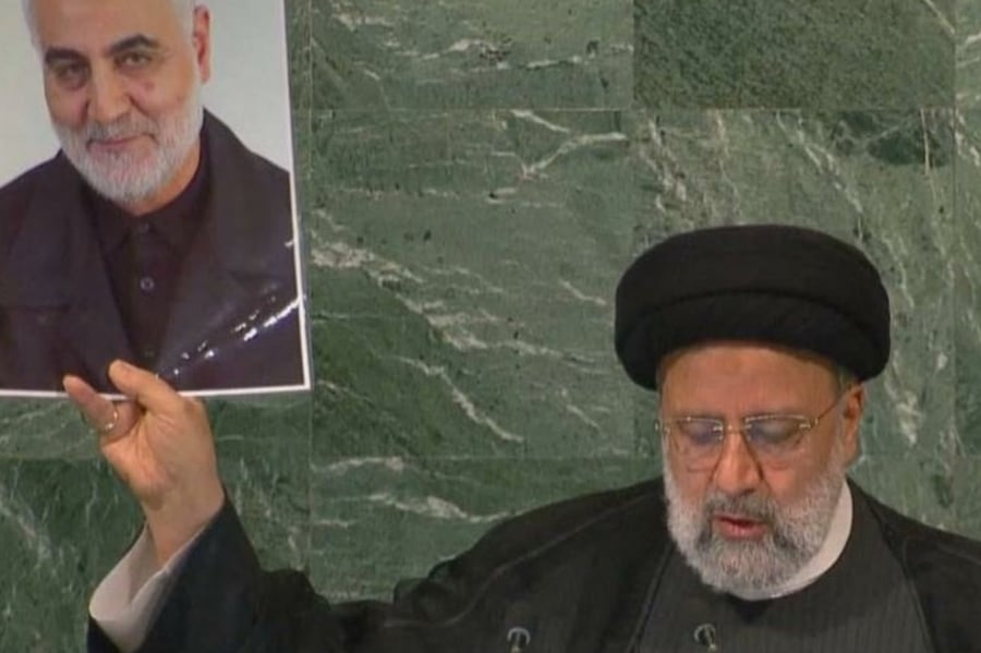 נשיא איראן הניף את תמונת הגנרל שחוסל וקרא לעצור את טראמפ