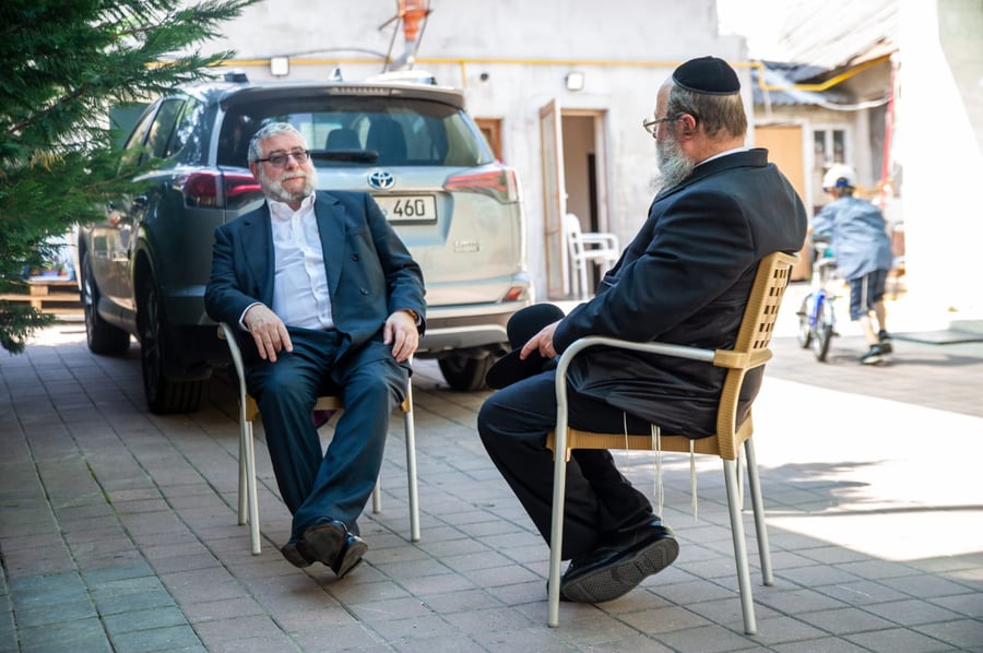 הרב זלצמן יחד עם הגר"פ גולדשמידט בקישינב