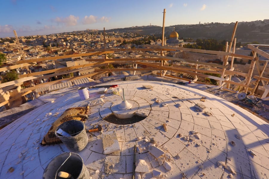 הונחה 'אבן-ראשה' על כיפת בית הכנסת תפארת ישראל