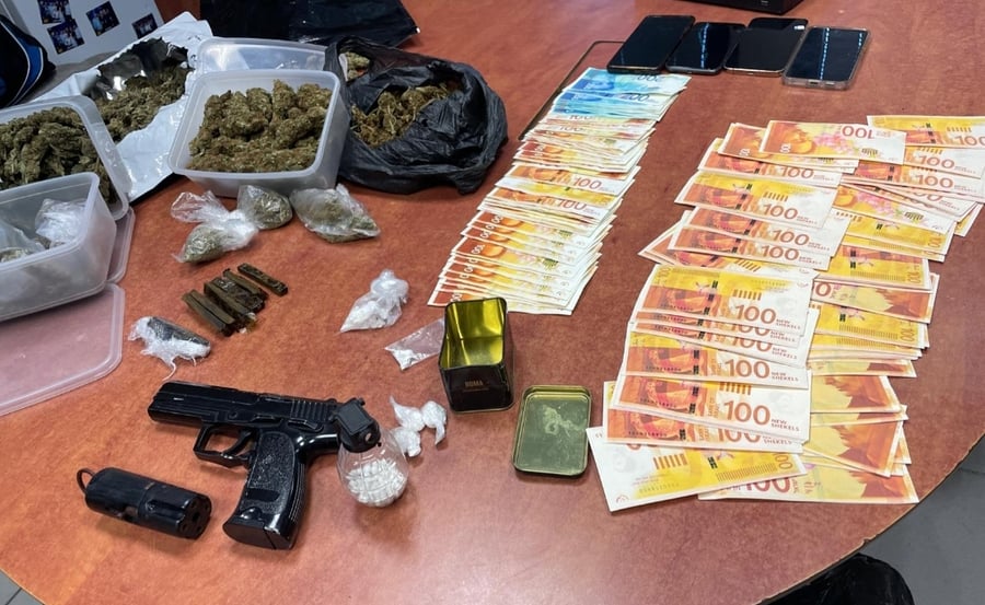 השוטרים פשטו על ה'לופט' וגילו: נשקים, סמים וכסף מזויף