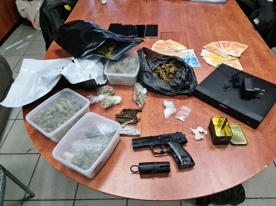 השוטרים פשטו על ה'לופט' וגילו: נשקים, סמים וכסף מזויף