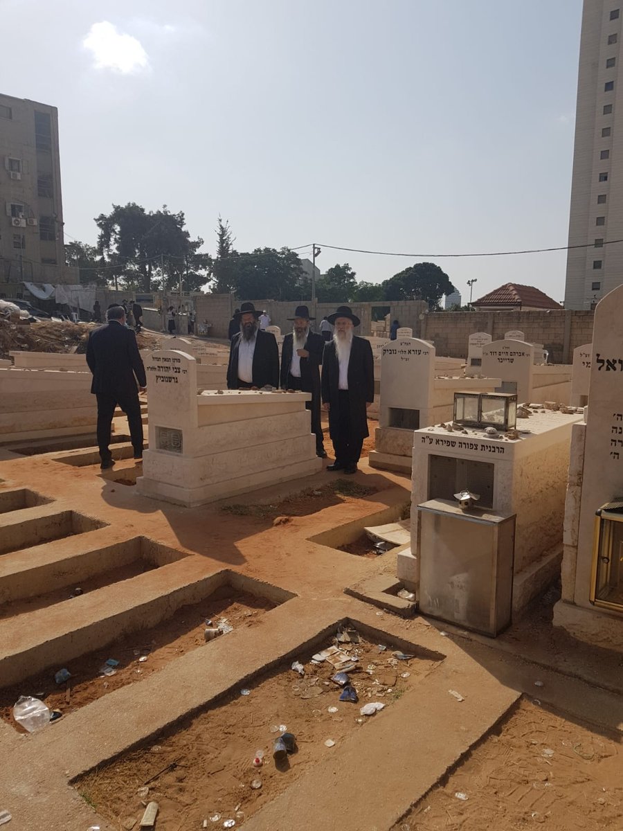 תושבי בני ברק עלו להתפלל על קברות הצדיקים בעיר