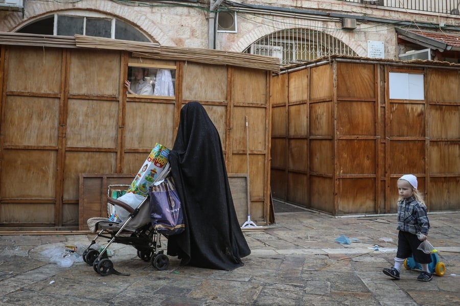 "כל האזרח בישראל ישבו בסוכות": תיעוד מרחובות ירושלים