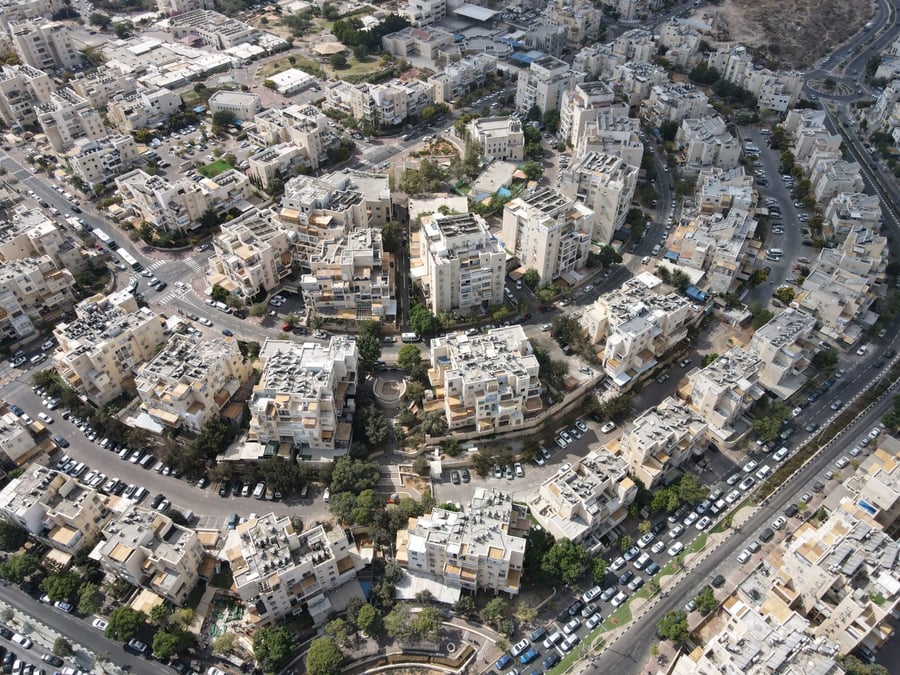 מבט מרהיב מלמעלה: הסוכות הרבות ברחבי העיר אלעד