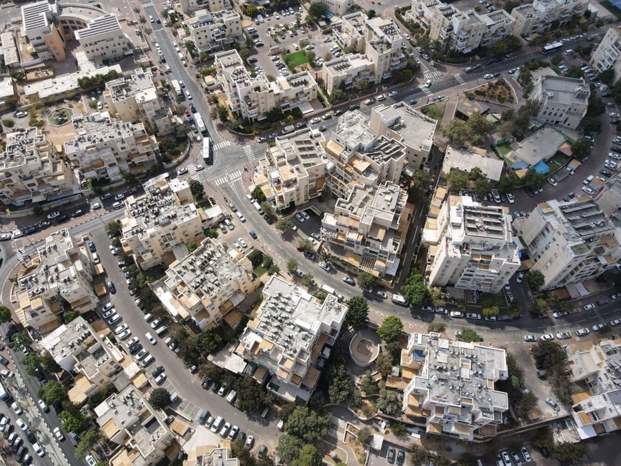 מבט מרהיב מלמעלה: הסוכות הרבות ברחבי העיר אלעד