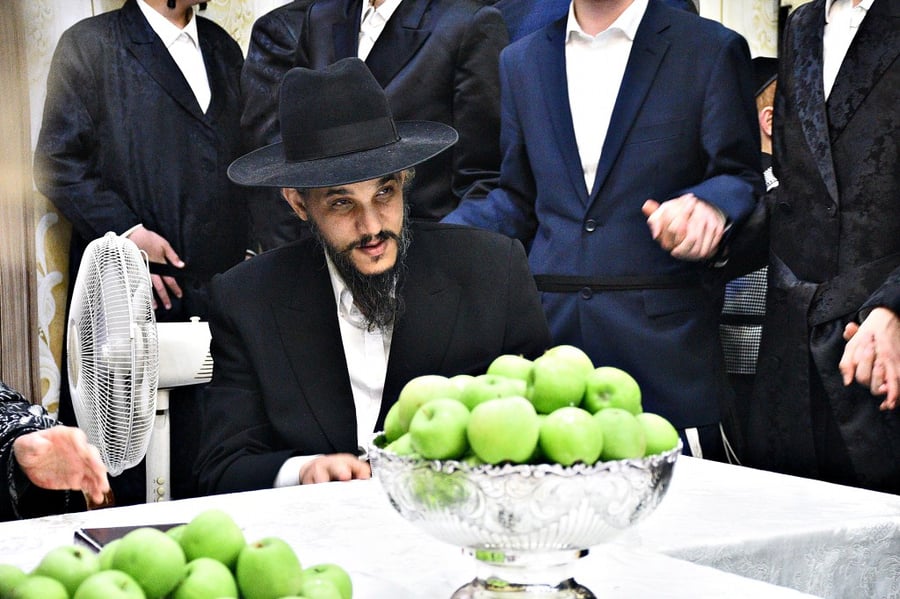 הרבי חילק תפוחים: שמחת בית השואבה בהארנסטייפל