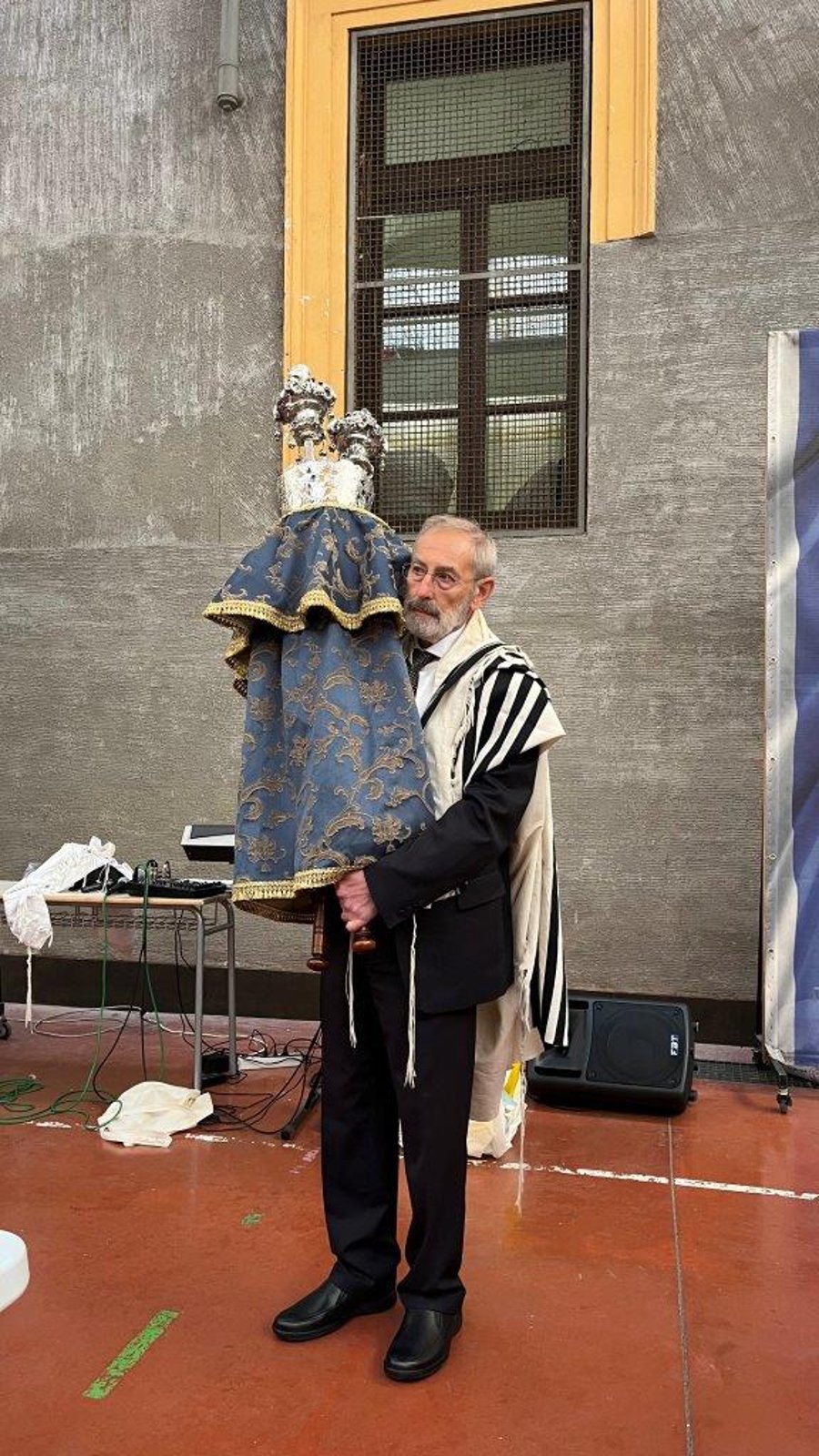40 שנה אחרי הפיגוע הקשה: ספר תורה הוכנס לבית הכנסת