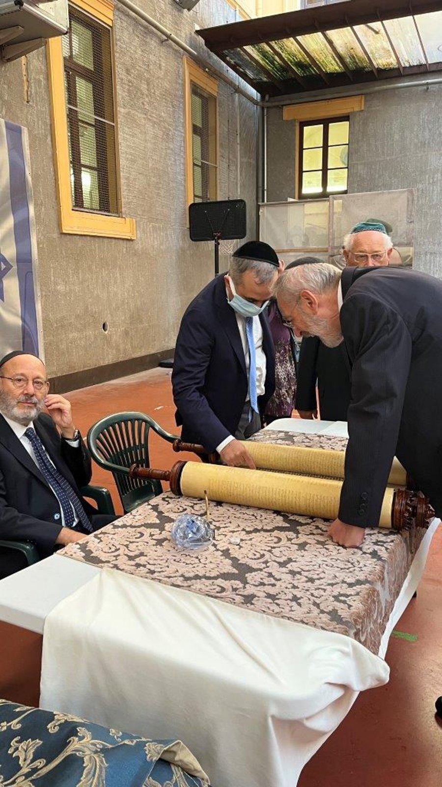 40 שנה אחרי הפיגוע הקשה: ספר תורה הוכנס לבית הכנסת