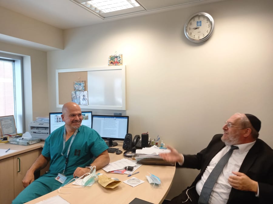 יו"ר ארגון 'מזור' הרב שמעון רגובי עם בכירי הרופאים ב'הדסה'