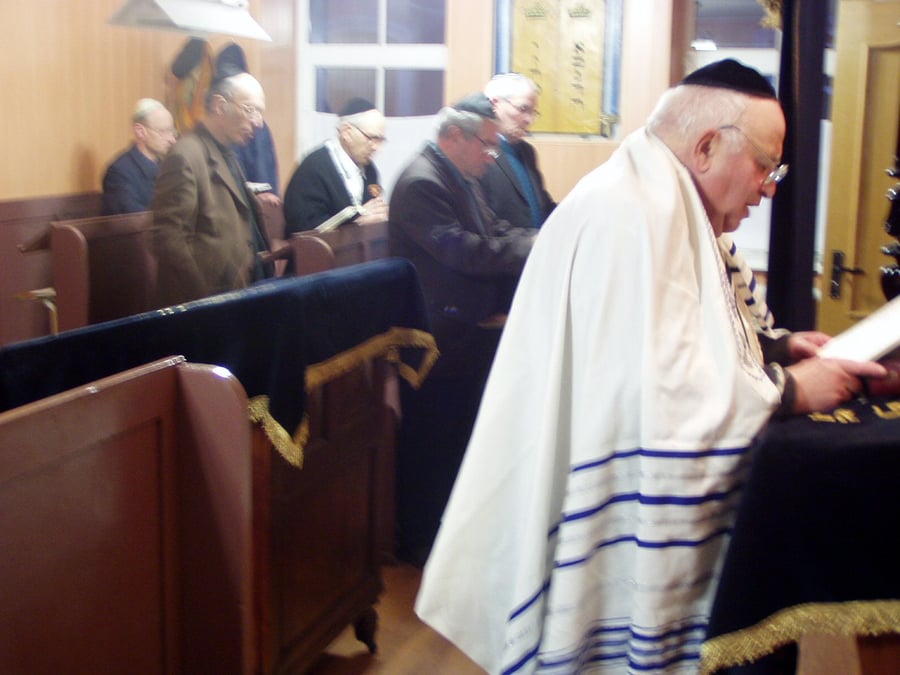 אחרוני ישישי (מתנגדי?) וילנא בבית הכנסת טהרת קודש, וילנא, תשס"ז - 2007