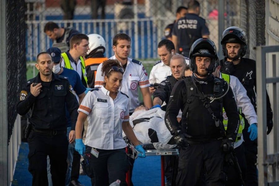 פיגוע דקירה בירושלים: צעיר חרדי נפצע באורח קשה, שוטר ירה במחבל לעיני עשרות ילדים