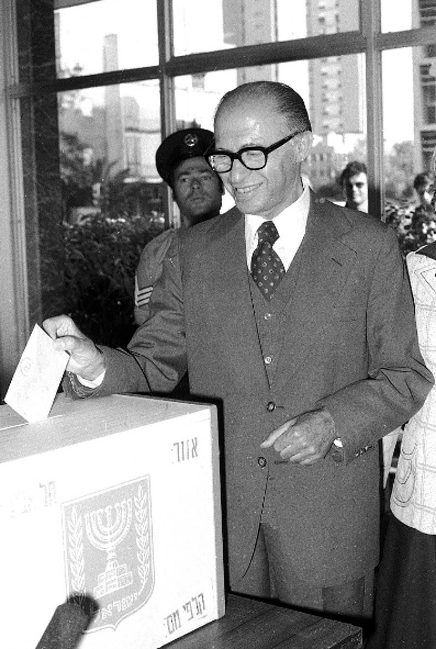 יצא ווינר - בגין מצביע בבחירות 1977