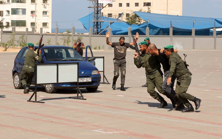 כוחות הביטחון של חמאס הציגו את כישוריהם המבצעיים | צפו