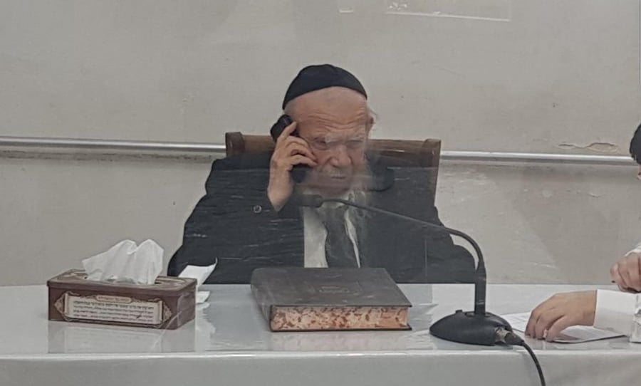ראש הישיבה משוחח בטלפון