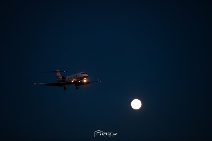 ניו יורק: ליקוי ירח על רקע כלי טיס • תיעוד מרהיב