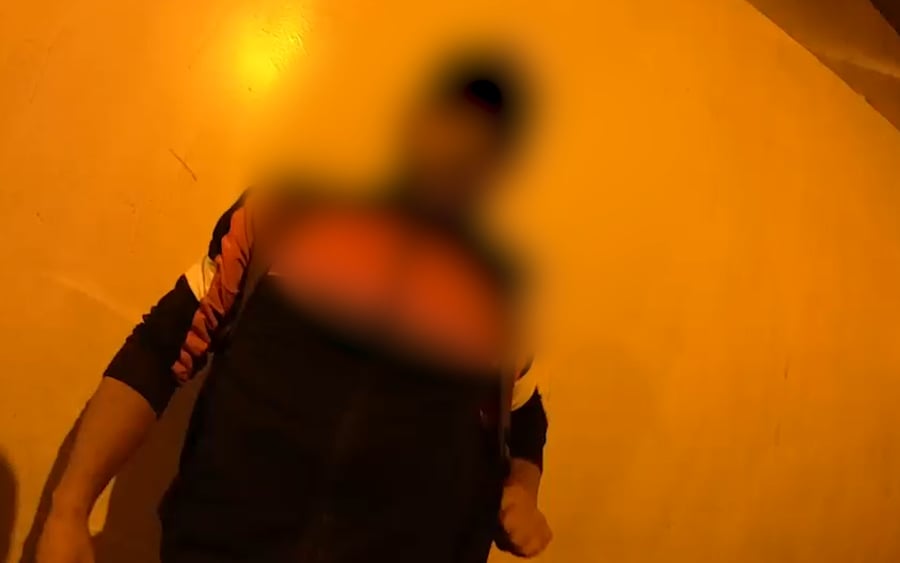 תיעוד מצלמת גוף של השוטר בעת מעצרו של הנאשם