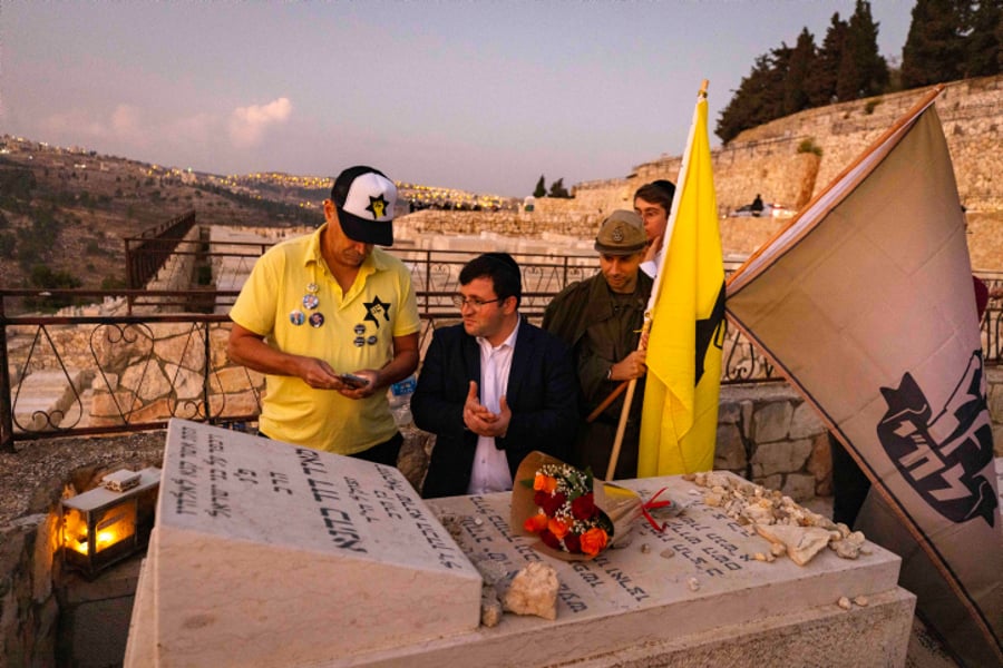 עם דגלי 'כך': בודדים עלו לקברו של הרב מאיר כהנא הי"ד