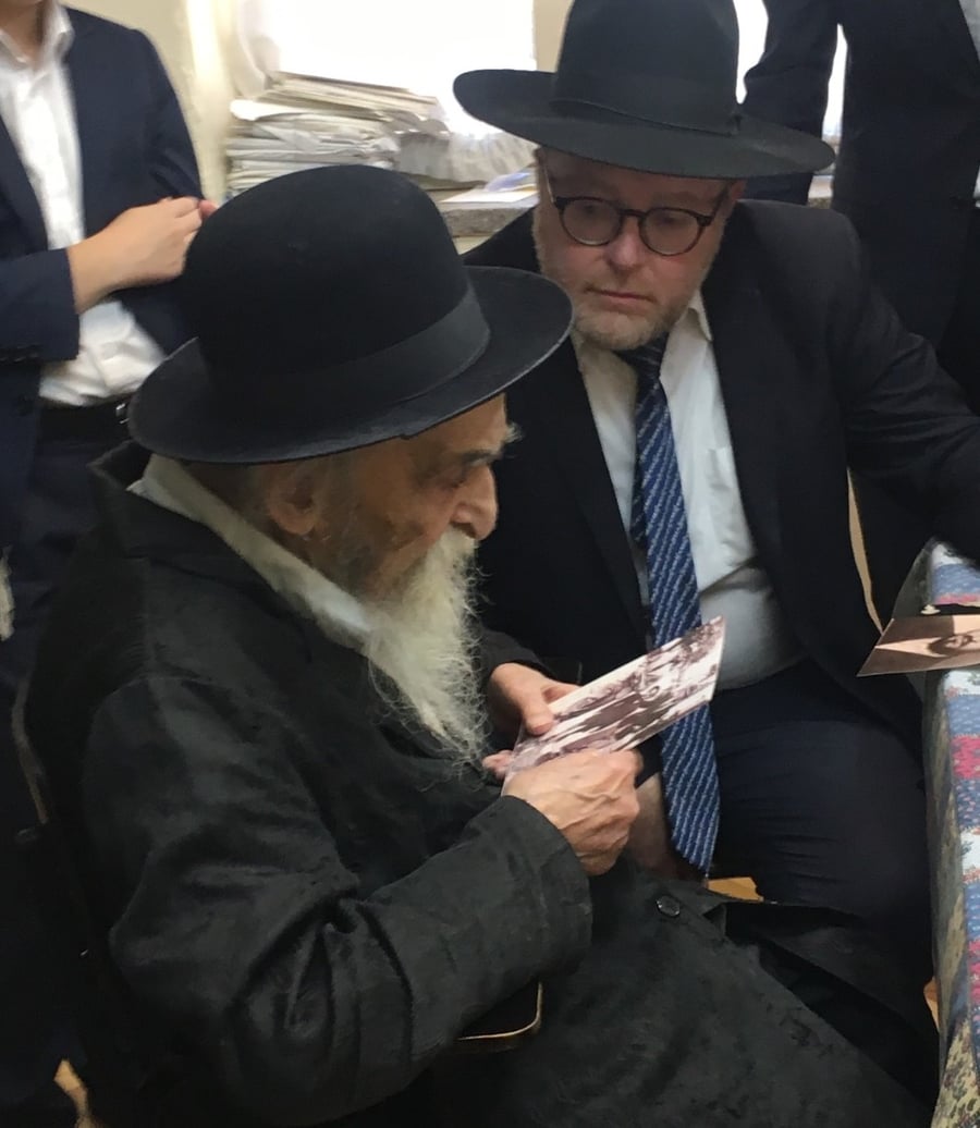 הרב מלר מראה לרבו הגאון רבי משולם דוד סולובייציק תמונות מהעיר בריסק
