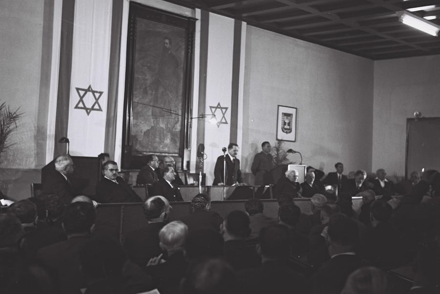 היו"ר ח"כ יוסף שפרינצק נושא דברים בפני ישיבתה הראשונה של האסיפה המכוננת, בבניין הסוכנות היהודית בירושלים